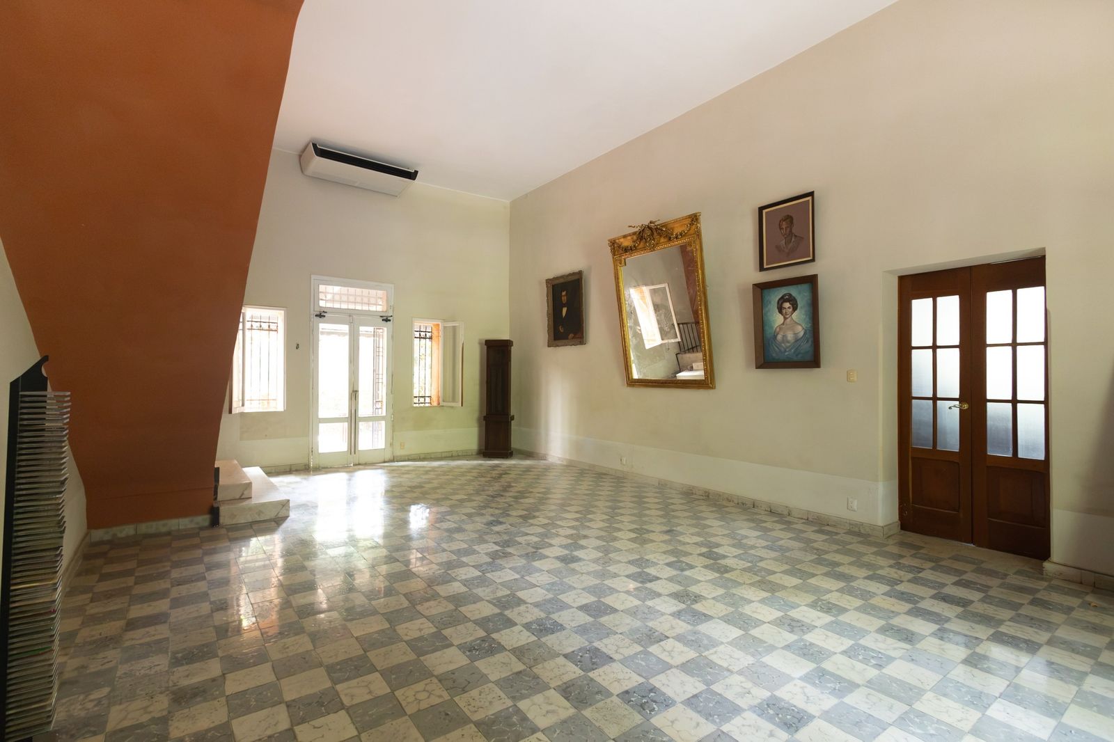 Salón con escalera terminado, piso pulido y muros resanados