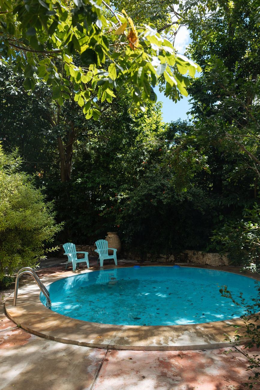 Alberca redonda en el jardín